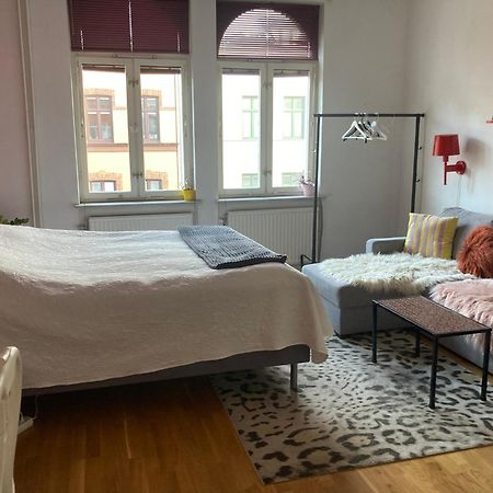 Rum Med Eget Badrum Och Stort, Delat Koek,Centralt I Malmoe A Room In An Apartment, Own Bathroom And Kitchen Shared With A Family Exteriér fotografie
